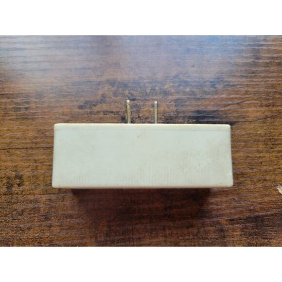 Vintage Ivory General Electric GE 922B 15A 125V 3-Plug Tri-Splitter - Picture 2 of 4